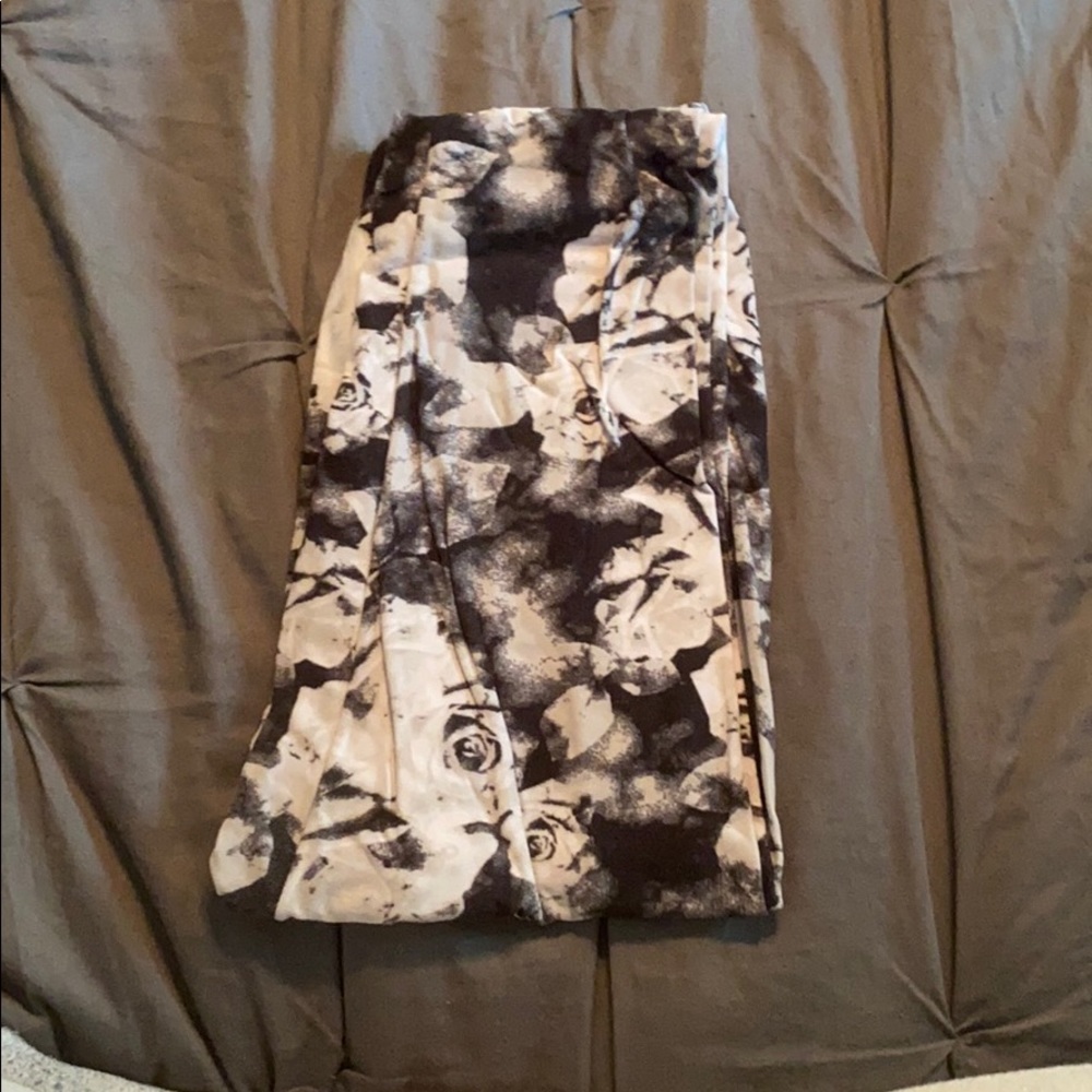 Black and White Flower Leggings